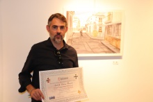 Gonzalo Serrano junto a su obra