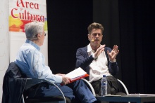 Auserón dialoga con Román Orozco en la conferencia celebrada en la Casa de Cultura