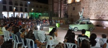 Carman llegó con su 600 a la plaza de la Constitución