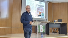 El científico Agustín Rodríguez al inicio de su conferencia en la biblioteca