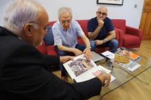 Román Orozco muestra al alcalde el libro catálogo de la exposición sobre Cambio16 Román Orozco muestra al alcalde el libro catálogo de la exposición sobre Cambio16