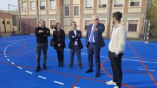 Julián Nieva durante la visita al centro con motivo de la inauguración de la pista deportiva reformada por el Ayuntamiento