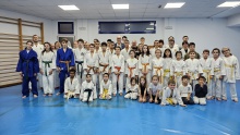 Foto conjunta con el alumnado de la Escuela y Club de Judo