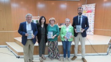 Maribel Ruiz, a la derecha junto al concejal de Cultura, en la presentación de su último libro en 2023