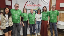 Las concejalas junto a la directiva del club de senderismo