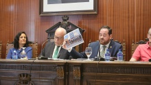 Pablo Camacho muestra imágenes de la presencia de la oposición en distintos actos en fotografías publicadas en redes sociales municipales Pablo Camacho muestra imágenes de la presencia de la oposición en distintos actos en fotografías publicadas en redes sociales municipales