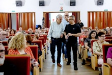 Entrada de Miquel Ramos a la Casa de Cultura junto al fundador de la Escuela de Ciudadanía, Román Orozco Entrada de Miquel Ramos a la Casa de Cultura junto al fundador de la Escuela de Ciudadanía, Román Orozco