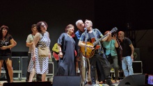 Nacha Pop se despidió cantando La chica de ayer junto a sus fans en el escenario