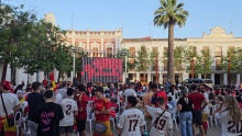 Aspecto de la plaza de la Constitución antes de la semifinal con la pantalla desconfigurada Aspecto de la plaza de la Constitución antes de la semifinal con la pantalla desconfigurada