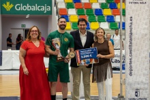 El Rebi Cuenca recibió el trofeo de campeón. Foto: Ismael Torres
