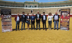 El alcalde y las concejalas Beatriz Labián y Silvia Cebrián, junto a Colombo, el ganadero Gómez de Morales, Manuel Amador, Óscar Aranda y el presidente de la plaza, Manuel Díaz-Merino