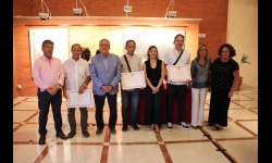Ganadores con sus diplomas junto a miembros de la Corporación Municipal