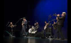 Santiago Auserón y su Academia Nocturna durante el concierto en fotografía de Carlos Caba