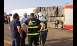 Los bomberos explican al alcalde el alcance del incendio