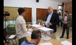 Julián Nieva votando el 23J de 2023