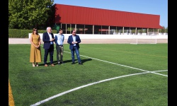 Nuevo césped en el campo de fútbol del velódromo