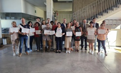 Participantes del curso con sus diplomas