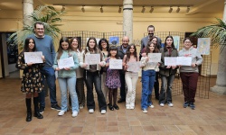 Foto conjunta de participantes con premio 