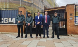 Broceño y Nieva junto a miembros de la Guardia Civil ante el cuartel de Manzanares