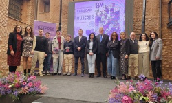 Foto de familia de galardonadas y premiadas en los concursos convocado por el 8M