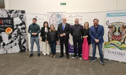 Miembros del equipo de gobierno junto al enólogo y a la representante de Estamos Contigo
