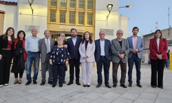 Autoridades junto al pregonero y miembros de la AAVV Divina Pastora