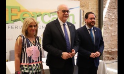 Julián Nieva junto a Antonia de la Chica y Pablo Camacho en la presentación de Fercam 2025