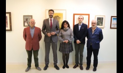 Concejales del Ayuntamiento junto al comisario de la exposición y al director de la revista