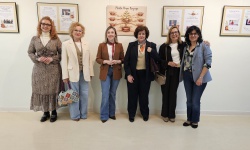 Algunas premiadas junto a autoridades y comisaria de la exposición