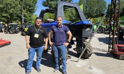 Miembros de Grupo Avilés junto a la máquina premiada