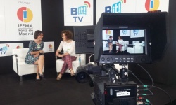 Beatriz Labián junto a Beatriz Sicilia, ingeniera de Telecomunicaciones, en un set del BIT Broadcast