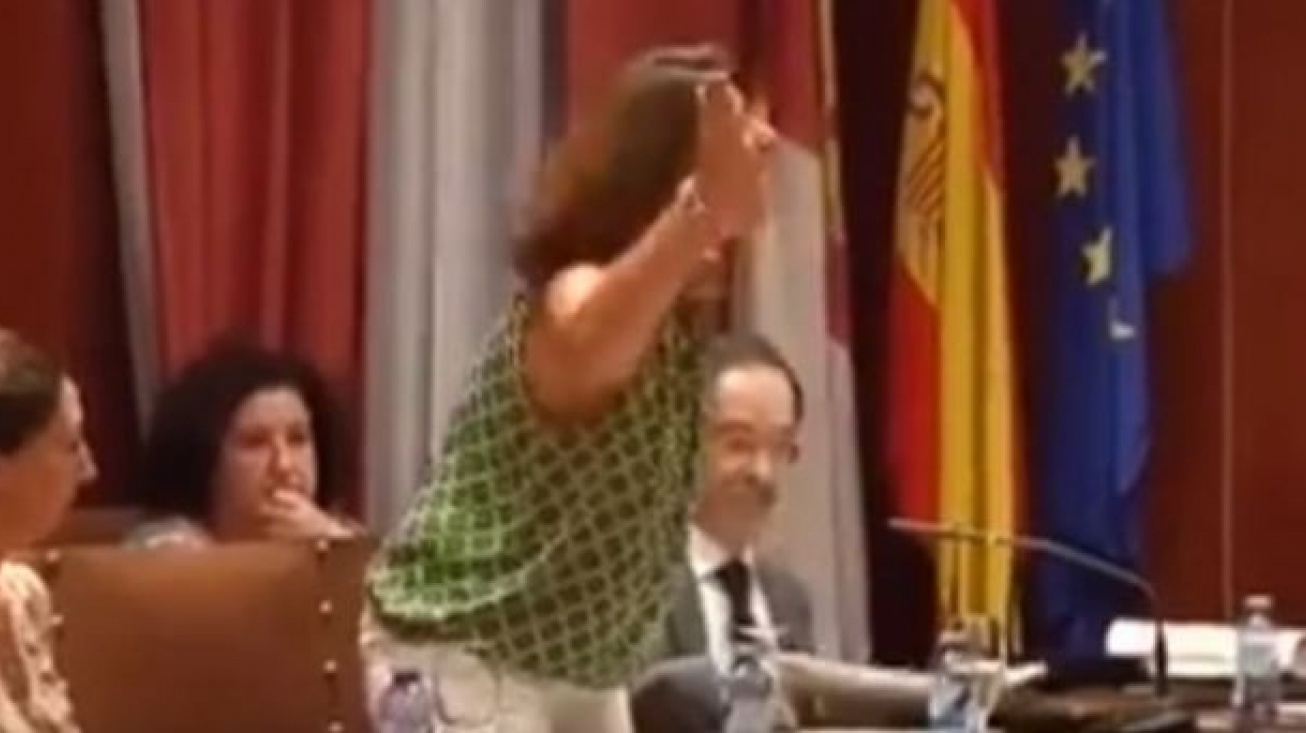 Momento de la expulsión de la concejala del PP Dolores Serna