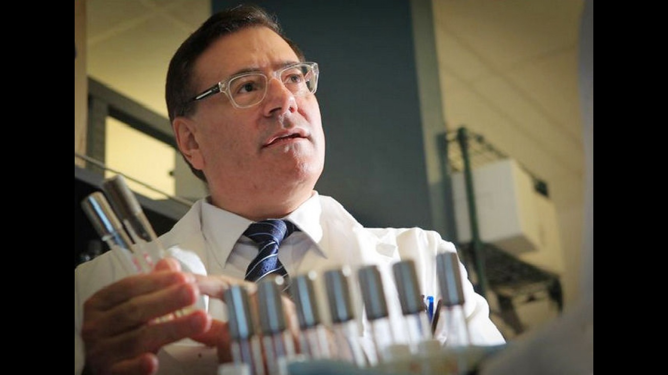 Dr. Julián Gómez-Cambronero