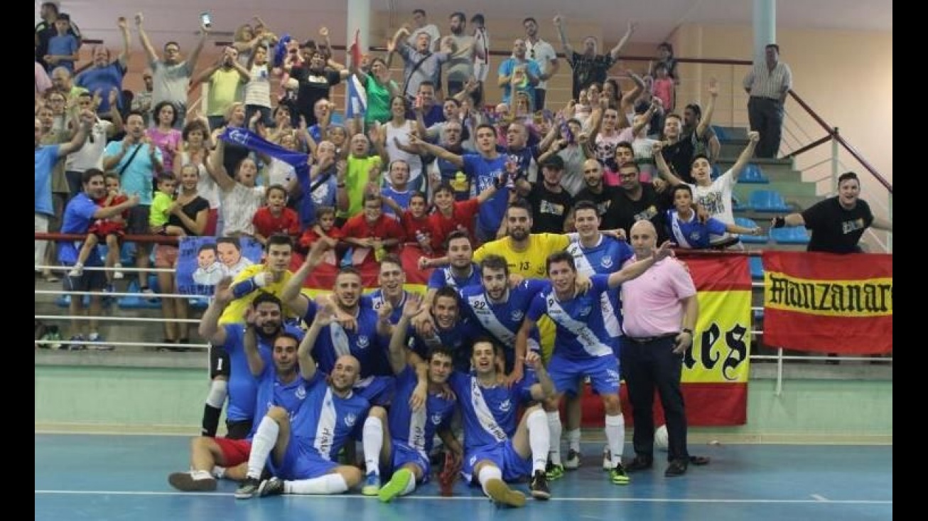 Los jugadores posan ante los aficionados manzanareños desplazados a Bargas. Foto: FFCM