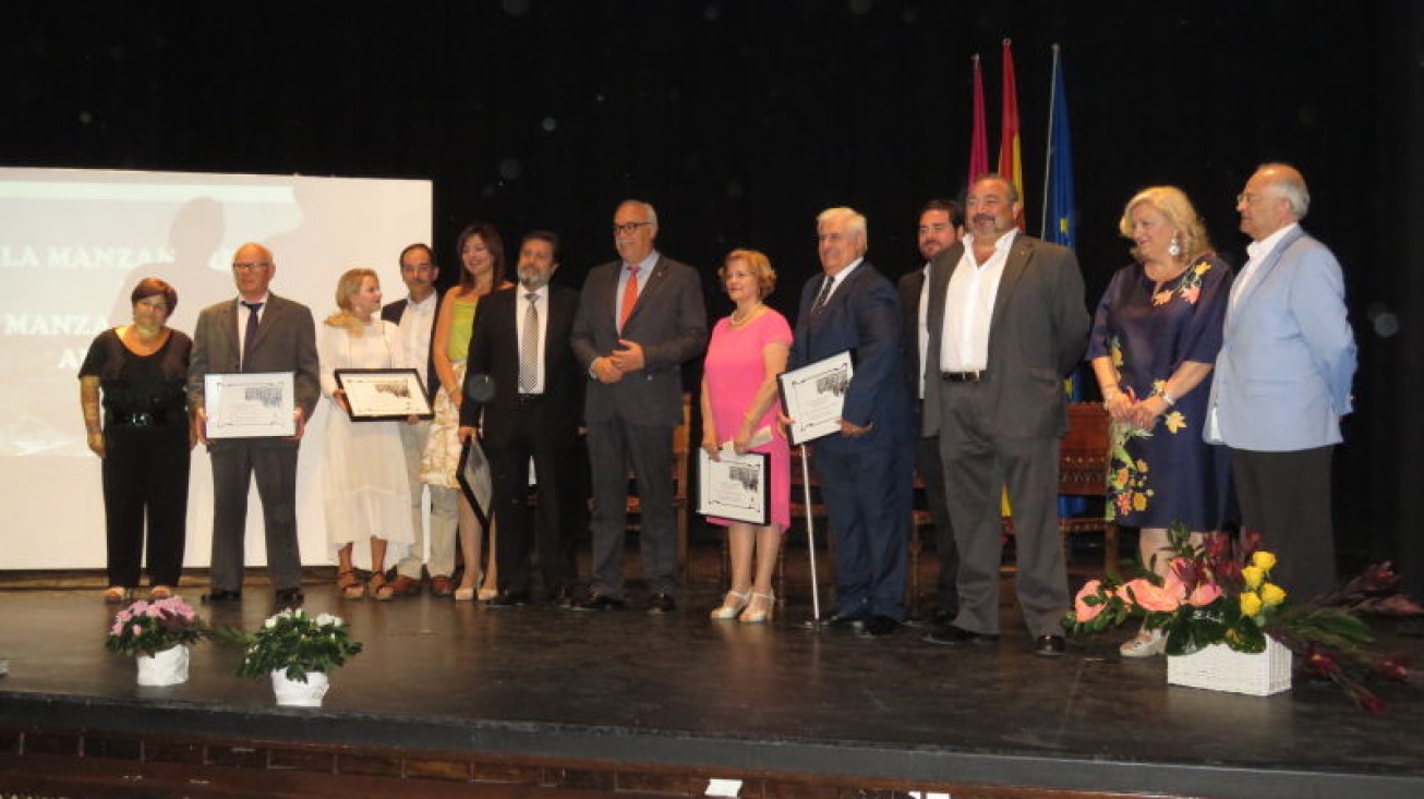 Julian Nieva y miembros de la Corporación junto a los Manzanareños Ausentes 2016