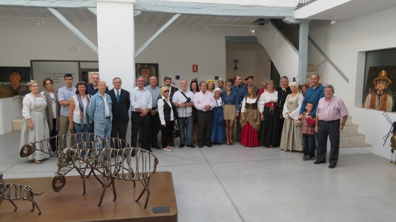 Foto conjunta del Grupo Quinarte con la Asociación de Bailes Medievales de Manzanares y autoridades