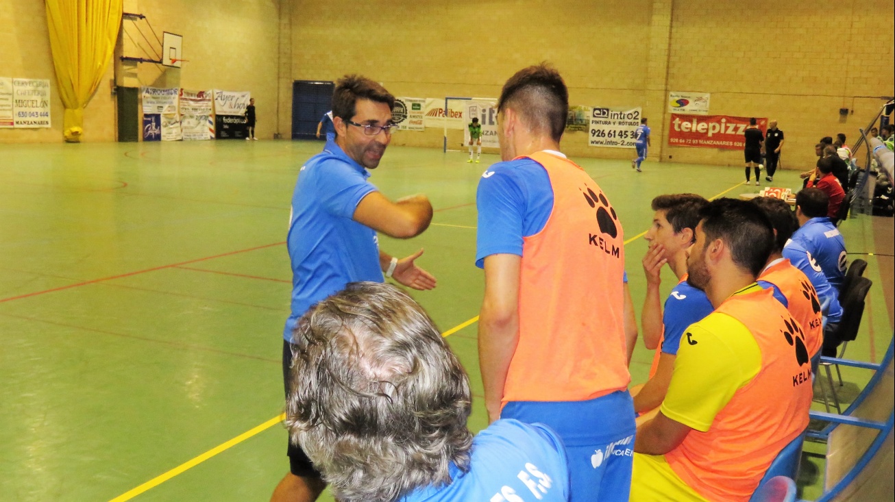 Carlos Sánchez dando instrucciones a sus jugadores