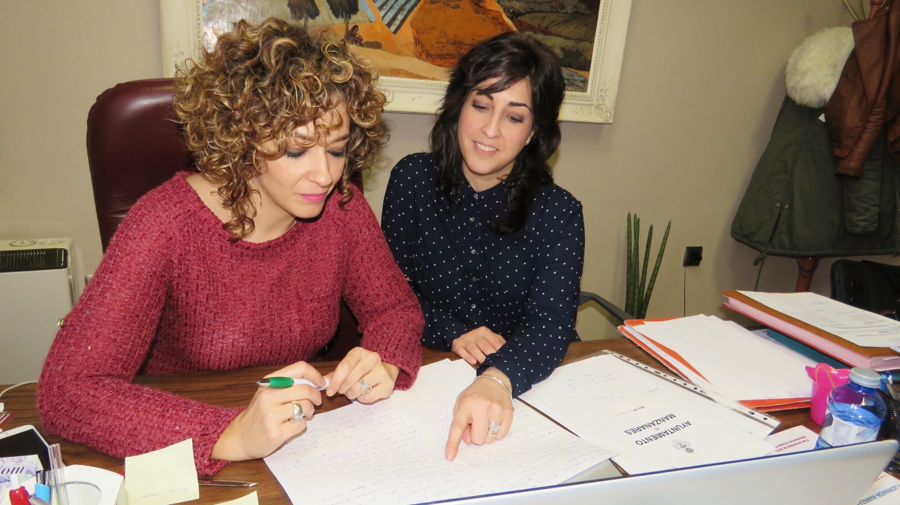 Beatriz Labián, concejala de Servicios Sociales, y Gemma de la Fuente, concejala de Empleo