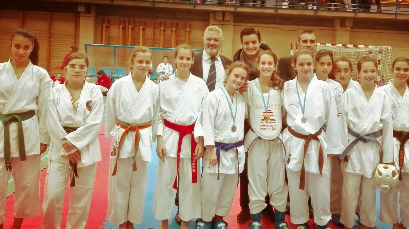 Medallistas del club Okinawa junto a organizadores y la concejala de Deportes