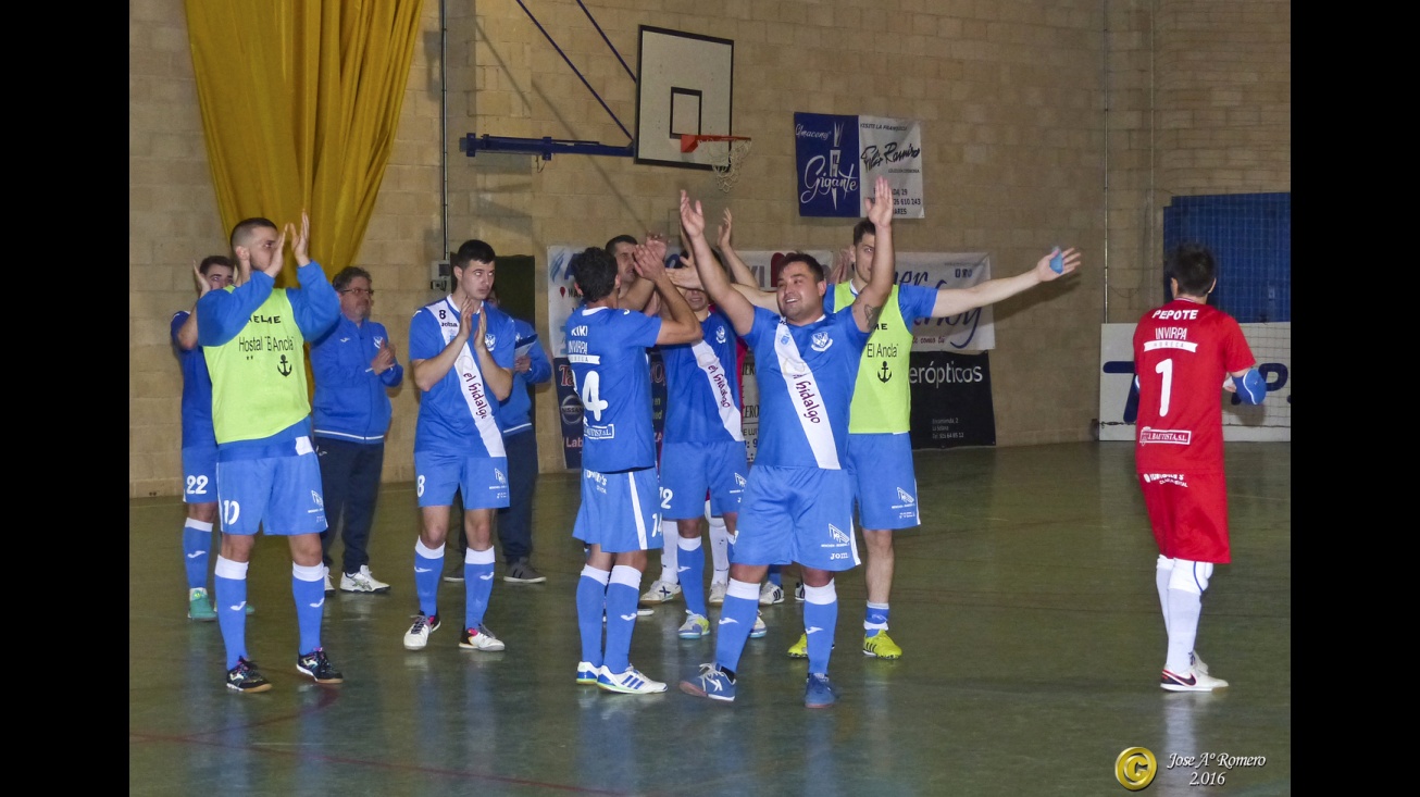 La plantilla saluda a la afición tras la victoria