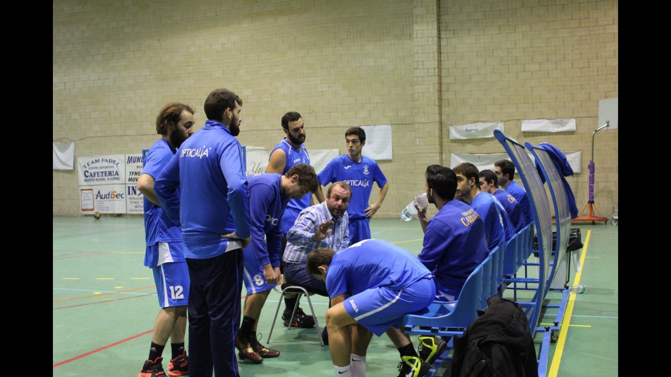El CB Opticalia, en un tiempo muerto durante el partido ante el UCA