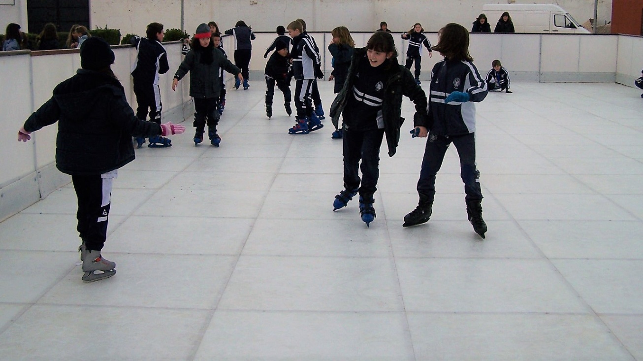 Niños y niñas disfrutando en el año 2009 de la pista instalada en La Pérgola