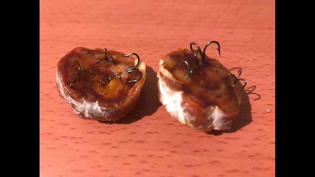 Cebos de carne con anzuelos encontrados en diversos puntos de la localidad