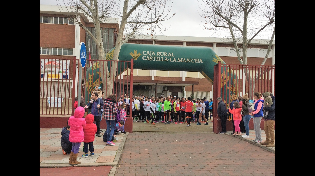 Salida de la carrera solidaria del IES Azuer