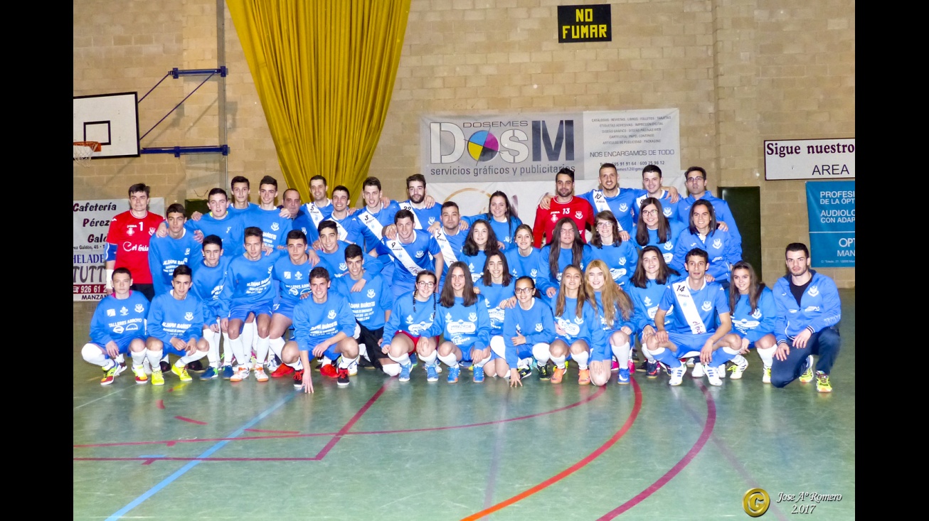 Foto de familia de la primera plantilla con otras categorías del club. Foto: José A. Romero