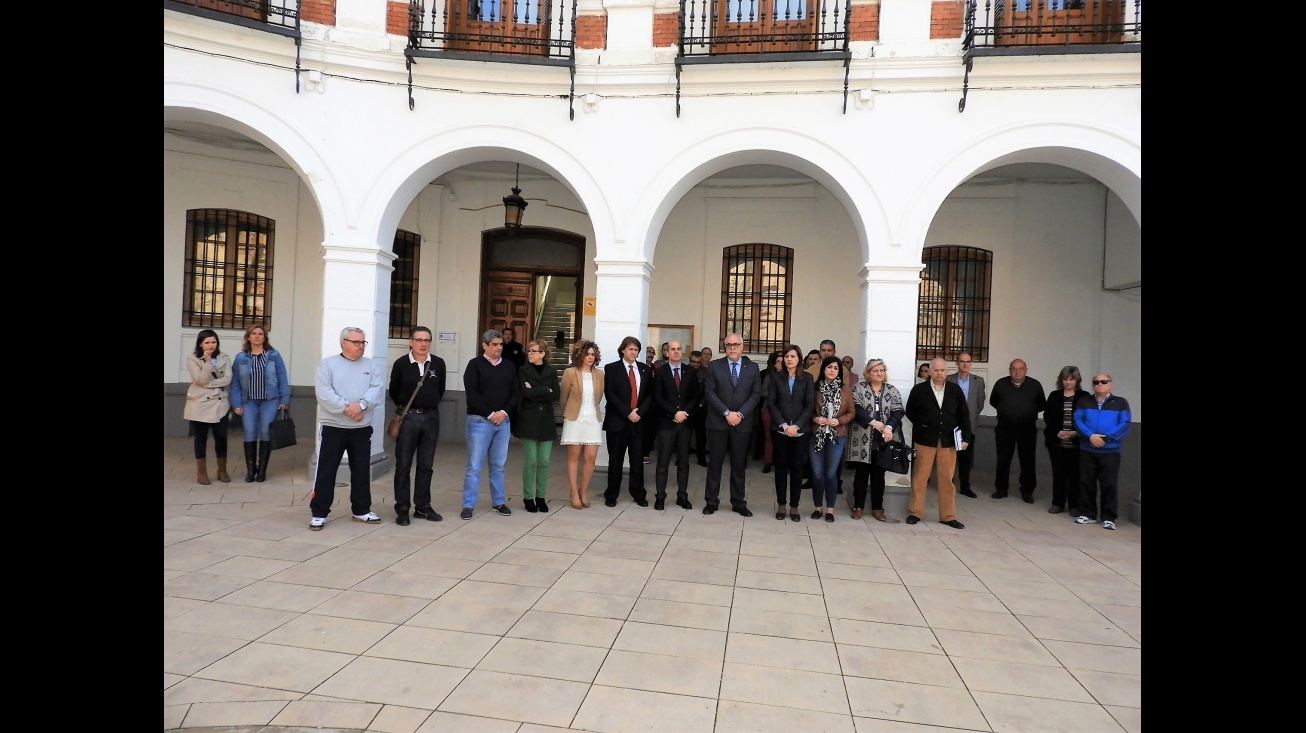 Minuto de silencio ante el Ayuntamiento de Manzanares
