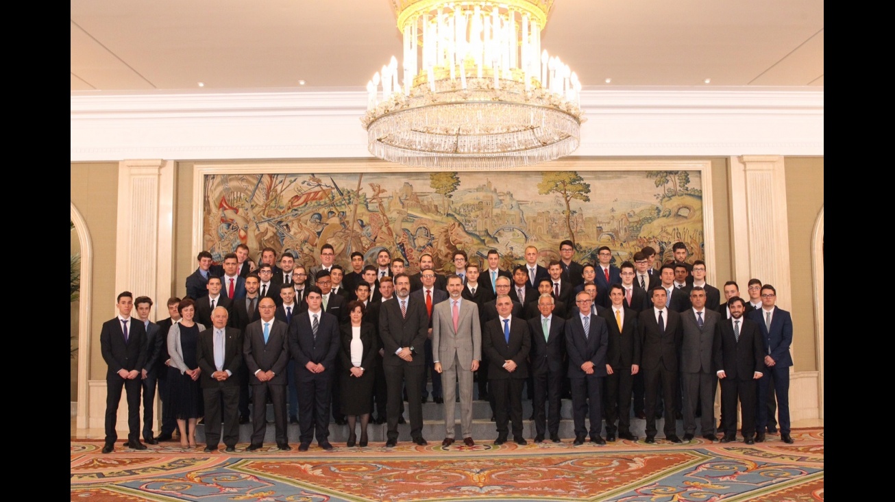 Foto conjunta de la recepción del Rey a la EFA Moratalaz de Manzanares