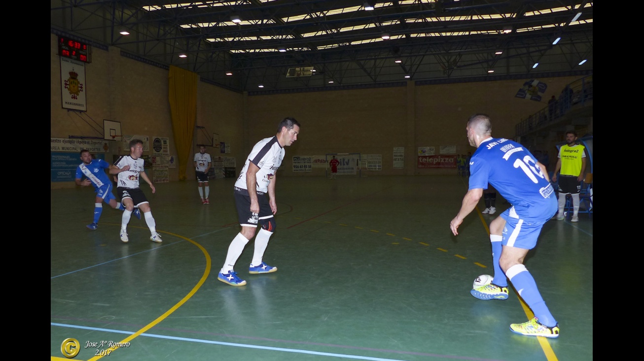 Javi Liria ante el exmanzanareño De la Cuerda. Foto: José A. Romero