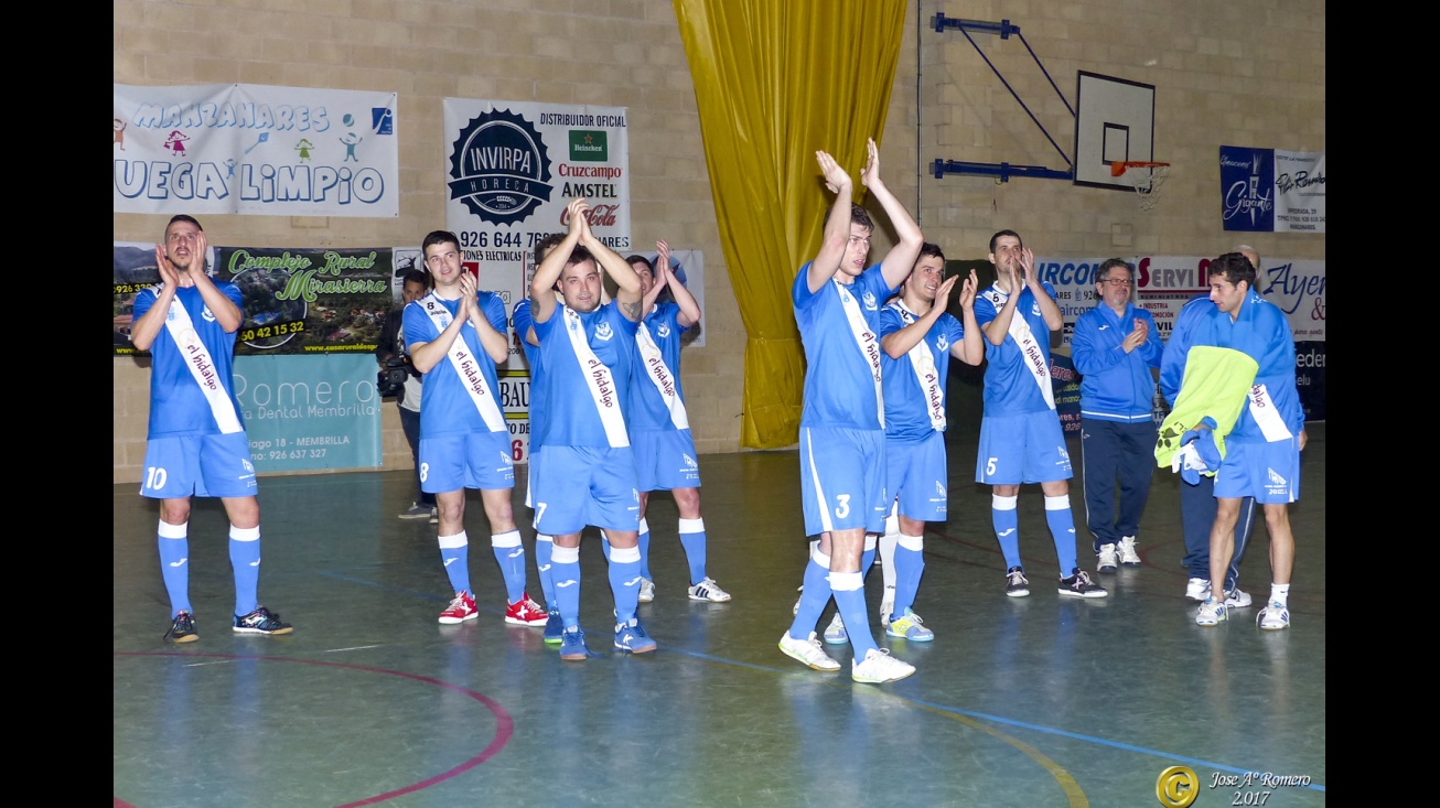 El equipo saluda a la afición. Foto de archivo (José A. Romero)