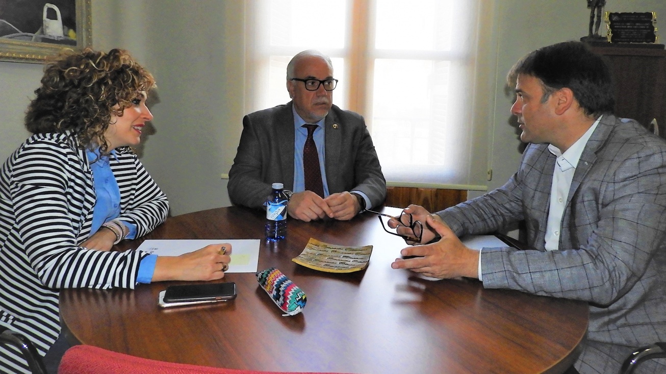 Julián Nieva y Beatriz Labián junto al director general de telecomunicaciones y nuevas tecnologías, Alipio García